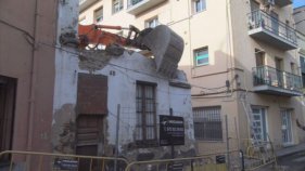 Enderroquen l'edifici del carrer Santa Llúcia de Sant Feliu que fa de tap