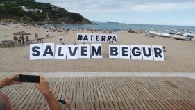 Entitats ecologistes protesten a Begur per denunciar els 'atemptats urbanístics'