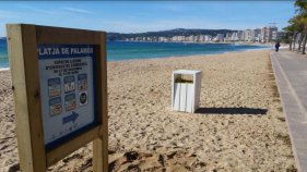 Entra en funcionament la zona específica per a animals de companyia a la platja de Palamós