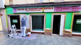 Es condicionen els aparadors de sis locals buits de Sant Feliu per dinamitzar el comerç