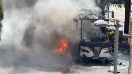 Espectacular incendi en un autobús a davant de l'Hospital de Palamós