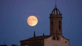 Espectacular sortida de la lluna a Jafre