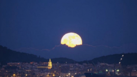Espectacular sortida de la Lluna a Palamós