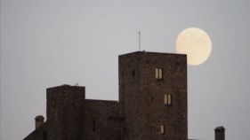 Espectacular sortida de la lluna des de La Bisbal d'Empordà