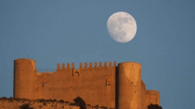 Espectacular sortida de la lluna per darrere del castell del Montgrí