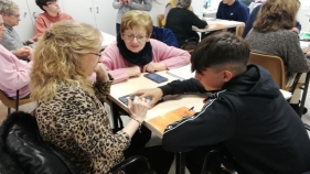 Estudiants d'ESO formen a la gent gran sobre les noves tecnologies