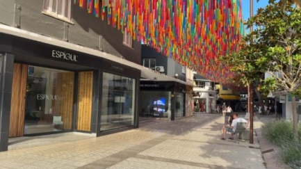Fer servir sostres de plàstic per guanyar ombra al carrer