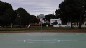 Finalitzen les obres de construcció d’una pista de bàsquet a Calella de Palafrugell