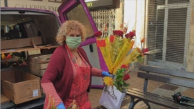 Floristes entreguen  'la rosa de Sant Jordi a casa'