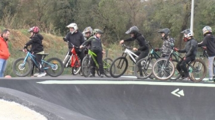 Forallac inaugura el nou pumptrack amb una jornada esportiva solidària