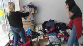 Habiliten un punt de recollida de material pels refugiats que arriben a Palamós