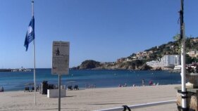 Hissada la Bandera Blava a la platja gran de Sant Feliu de Guíxols i Sant Pol