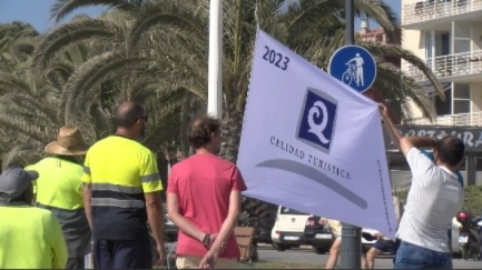 Hissada la bandera de Qualitat Turística a l'Estartit