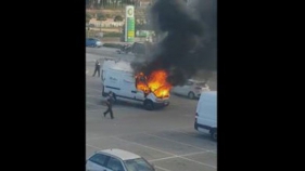 Impactant incendi d'una furgoneta a Sant Feliu de Guíxols
