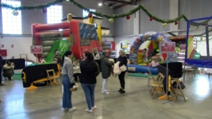 Inflables, tallers i jocs de fusta fan de la Bòbila el gran espai d'oci de Palafrugell