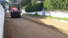 Inici del procés d'asfaltatge d'un nou tram de la ronda de l'Est a Palamós