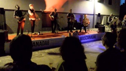 Inicia amb èxit el cicle de 'Música als Puestus' de Mascanada6 a Sant Feliu