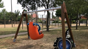 Instal·lació d’un gronxador per a infants amb mobilitat reduïda a la Bisbal d'Empordà