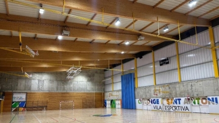Instal·len focus LED a les pistes poliesportives dels pavellons de Calonge i Sant Antoni