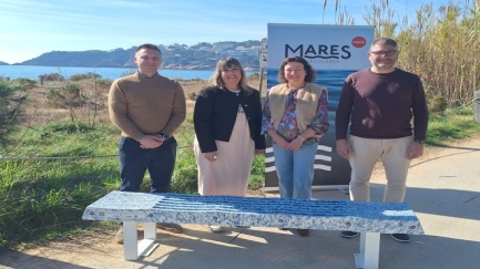 Instal·len un banc de plàstic reciclat obtingut de neteges fetes a la platja de Sant Pol