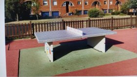 Instal·len un nou equipament de tennis taula al parc de Vilaseca