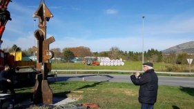 Instal·len una escultura de la Fundació Vila Casas en un giratori de Torroella