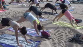 Ioga a les platges de Sant Feliu per començar el dia amb energia