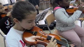 'Jugant amb cordes' fomenta la integració social per mitjà de la música a l'escola Baldiri