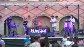 Kumbara actua i fa ballar al públic al Pati d'Armes del Castell de Calonge
