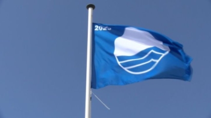 La bandera blava ja oneja a les platges de Sant Feliu de Guíxols