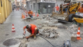 La Brigada Municipal de Palamós realitza l'arranjament de diversos trams de panots