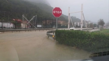 La carretera de Torroella de Montgrí a l'Estartit tallada per molta acumulació d'aigua