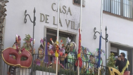 La colla 'Qui ens ha enredat' llegeix el pregó de Carnaval a Platja d'Aro