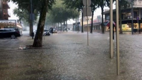 La Llevantada deixa quasi 100 l/m2 i inunda carreteres i carrers
