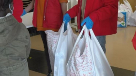 La Creu Roja ajuda als Reis d'Orient a entregar regals a 188 infants de la Vall d'Aro