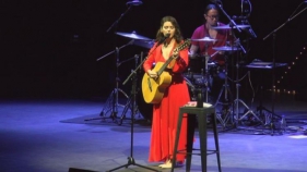 La dolça veu de Katie Melua enamora al públic de Cap Roig