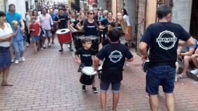 La Festa de Santa Reparada porta la platja al centre de Begur per fer skate i surf