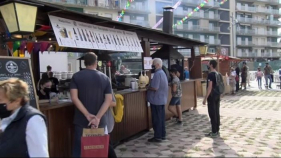 La festa degana de la cervesa omple la plaça del Mil·lenari de Platja d'Aro