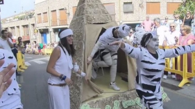 La Festa Major de Begur viu la 'V Baixada de carretons' amb una piràmide com a guanyadora
