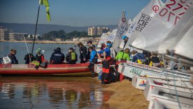 La flota de l'Optimist Trophy es queda a terra per manca de vent a Palamós