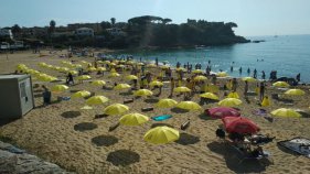 La Fosca s'omple de para-sols grocs