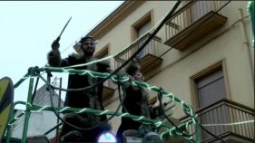 La Gran rua tanca el Carnaval a la Bisbal d'Empordà