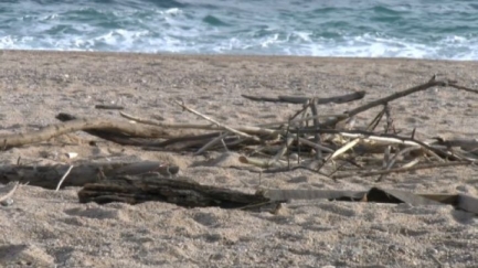 La llevantada cobreix de sorra els passejos marítims del Baix Empordà sense provocar danys