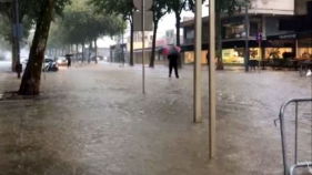 La llevantada inunda carrers, fa tallar carreteres i posa en alerta rius i rieres