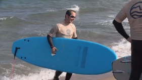 La Mireia demostra al seu TDR que aprendre a fer surf amb discapacitat visual és possible