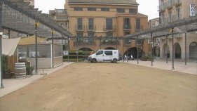 La plaça del mercat en obres pel canvi de paviment