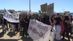 La plataforma Salvem la Pineda d'en Gori es manifesta als carrers de Palamós