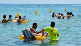 La platja de Sant Antoni facilita el bany a les persones amb mobilitat reduïda