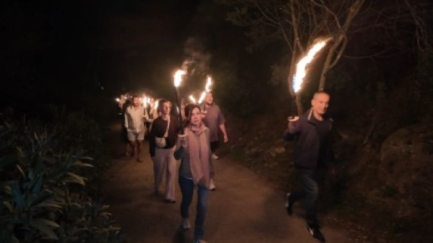 La pujada al Castell amb torxes enlluerna Begur la nit de la Diada