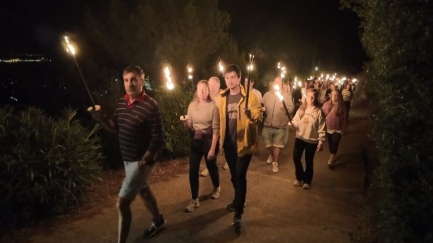 La pujada al castell il·lumina les primeres hores de la Diada des de Begur